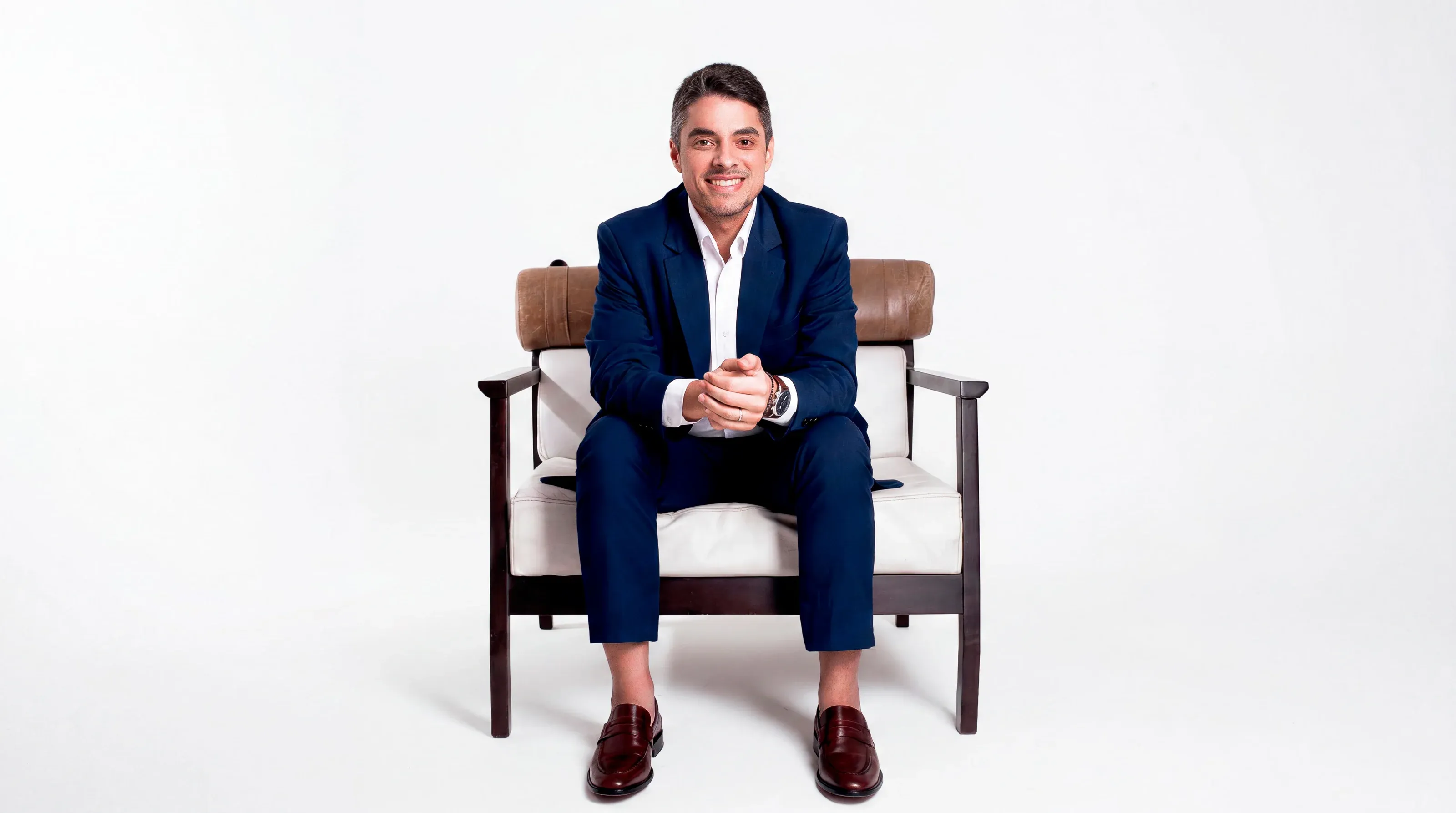 Elenilton Rocha, fundador da Digicont, sentado em uma poltrona